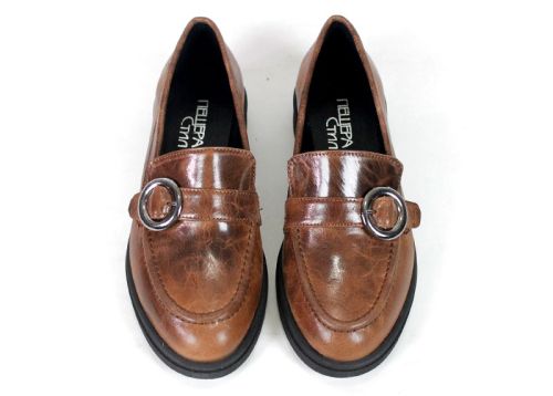 Elegant leather loafers with decorative metal buckle