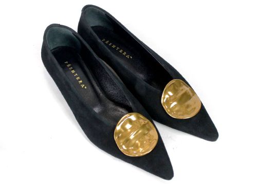 Pantofi premium Carlotta Ricci cu toc mic și accesoriu auriu.