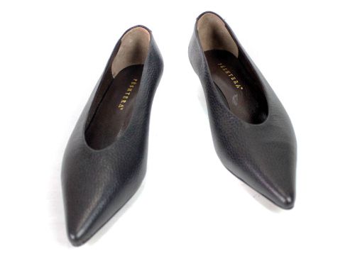 Pantofi maro închis de damă din piele naturală texturată.