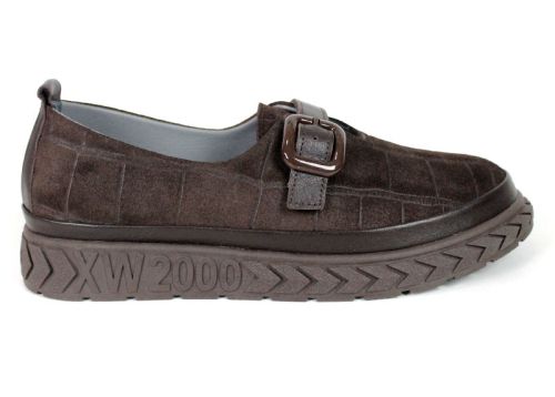 Lucia Ferrero is a modern women's casual shoe that combines genuine suede with a subtle croc-embossed texture and a minimalist urban design. The brown color enhances the natural texture of the material and gives the model a warmer, softer appearance that 