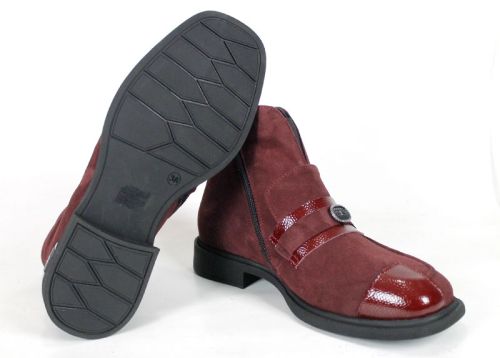 Ghete bordo de damă din piele întoarsă naturală cu detalii lăcuite și toc jos