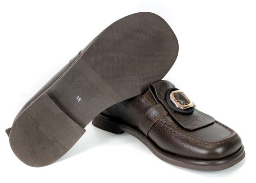 Pantofi de damă maro închis din piele naturală cu cataramă metalică mare