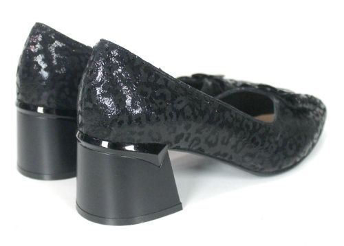 Pantofi negri de damă din piele naturală cu efect leopard și toc mediu