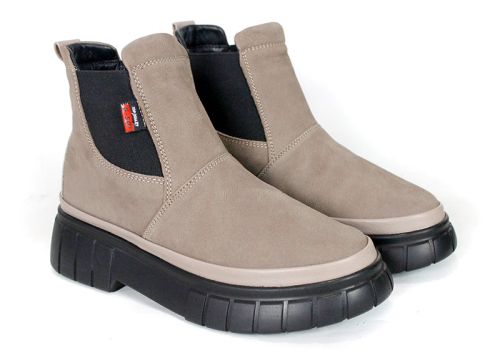 Botine Mila Savelli din nubuc natural vizon cu talpă neagră masivă