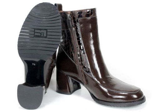 Botine elegante de damă maro închis cu toc gros, fermoar și cataramă decorativă