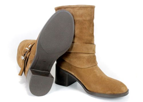 Botine de damă maro deschis din piele întoarsă cu cataramă și carâmb lejer
